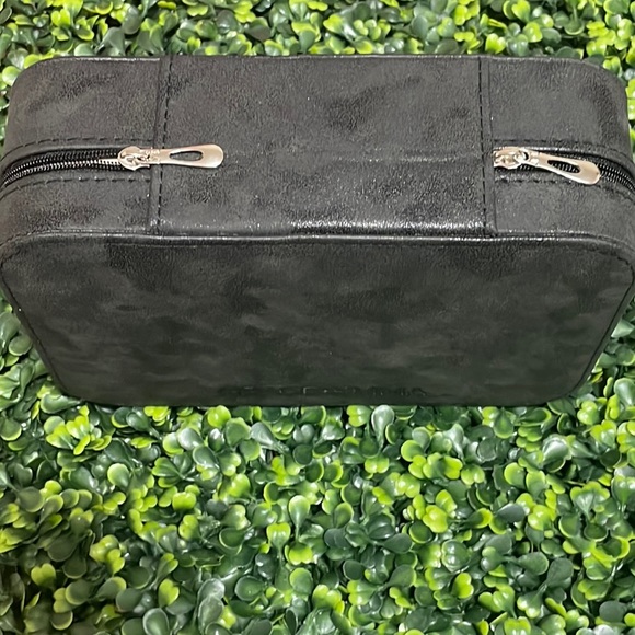 🎉❤️ NEW Grace Black Jewelry Travel Zip Closure Case Gifts - Picture 5 of 6